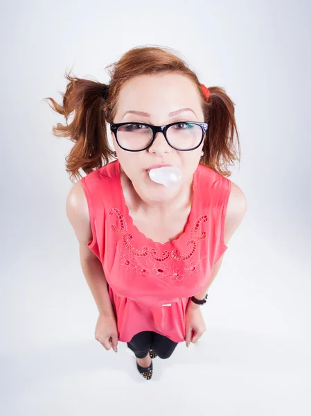 Chica bonita haciendo globos de goma de mascar — Foto de Stock