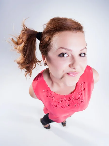 Menina bonito com cabelo vermelho olhando muito — Fotografia de Stock