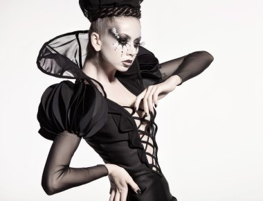 güzel model satranç kraliçesi olarak poz