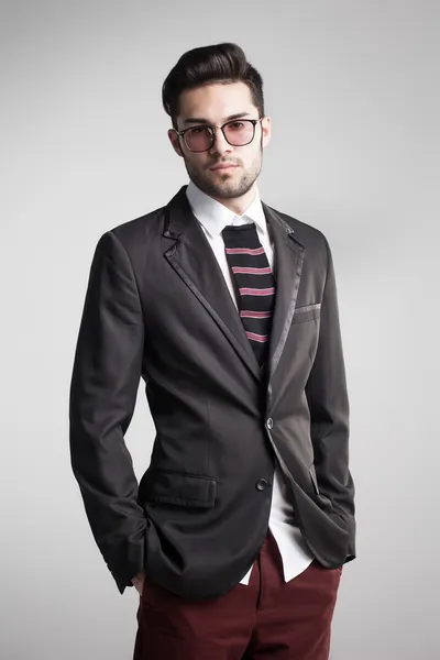 Сексуальний чоловік одягнений елегантно з шкарпетковою краваткою виглядає серйозно — стокове фото