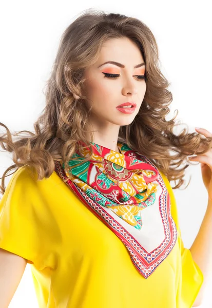 Vacker kvinna iklädd en färgglad scarve — Stockfoto