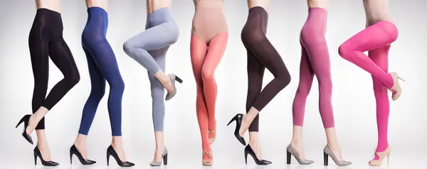 Collection de collants et bas colorés sur les jambes de femme sexy — Photo