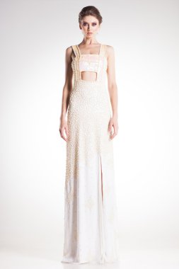 güzel kadın model stüdyo zarif beyaz inci elbiseyle poz