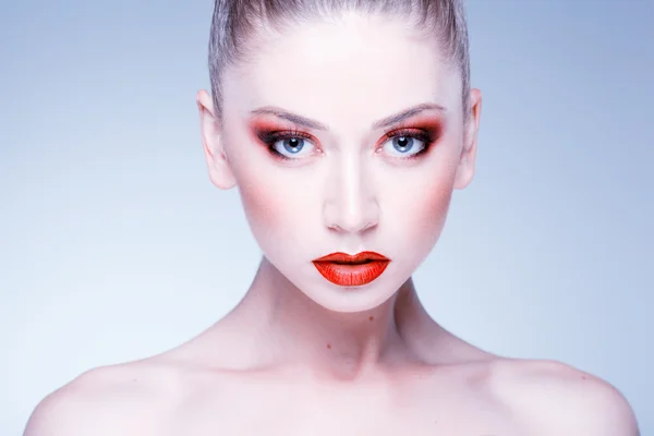 Krása brok krásná blonďatá žena nosí profesionální make-up — Stock fotografie