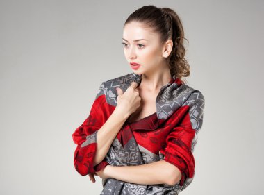 kadın giyiyor Kaşmir Eşarp