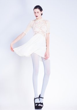 uzun bacaklı güzel kadın