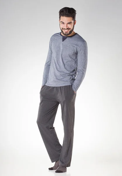 Séduisants hommes en pyjama souriant isolé sur gris - studio — Photo