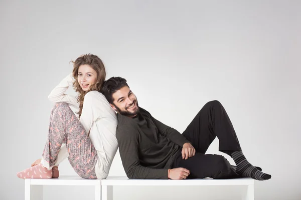 Pareja feliz en pijama posando en el estudio —  Fotos de Stock