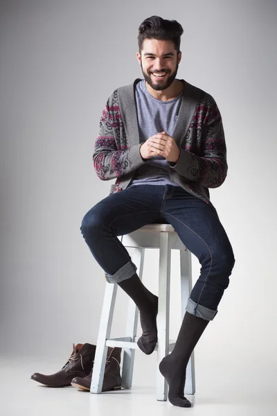 Atrakcyjny seksowny mężczyzna ubrany dorywczo uśmiechający się w studio — Zdjęcie stockowe