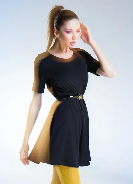 Женщина позирует в черном платье — стоковое фото