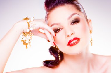 profesyonel makyaj ve saç modeli güzel kadının yüzüne - studio güzellik atış 
