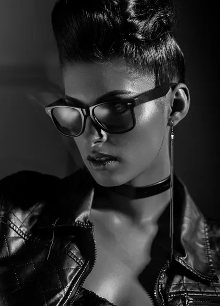 Beautiful punk woman model wearing sun glasses and leather jacket — Stock Photo, Image