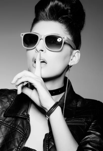 Beautiful punk woman model wearing sun glasses and leather jacket — Stock Photo, Image