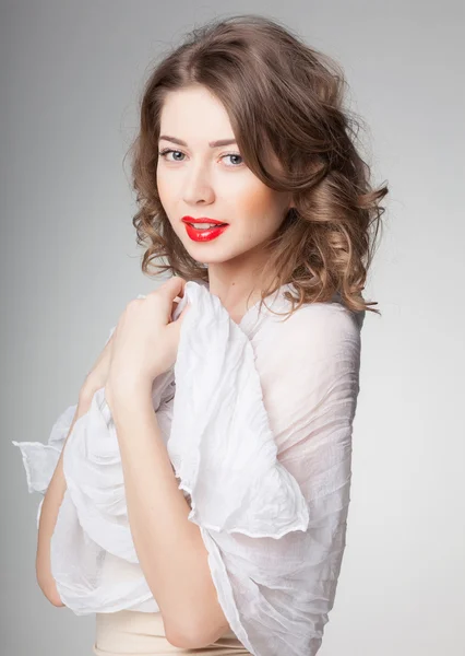 Hübsche Frau mit Schal -Studioaufnahme auf grauem Hintergrund — Stockfoto