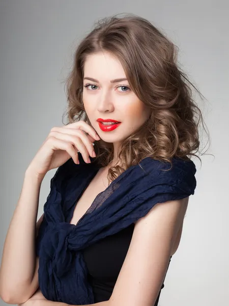 Vacker kvinna bär scarf - studio skott på grå bakgrund — Stockfoto