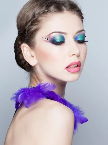 Prachtige model dragen blauwe make-up-studio opname op grijs — Stockfoto