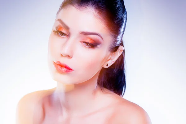 Professionele make-up en haarstijl op mooie vrouw — Stockfoto