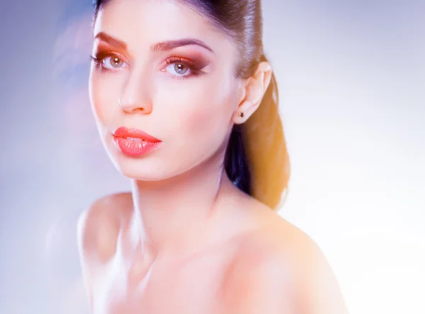 Maquillaje profesional y peinado en la mujer hermosa —  Fotos de Stock