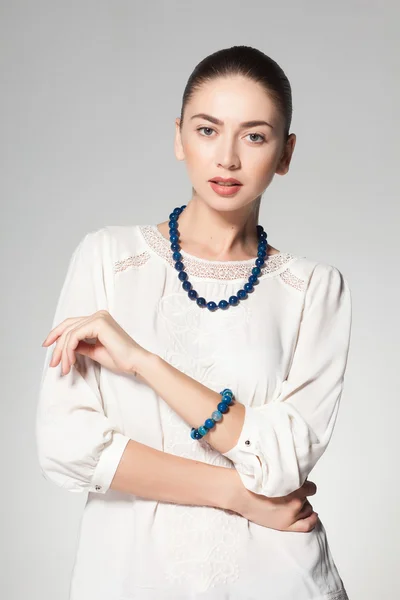 Mulher usando colar de mármore — Fotografia de Stock