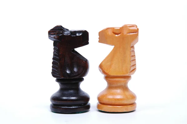 Cavaleiros de xadrez enfrentando Off — Fotografia de Stock