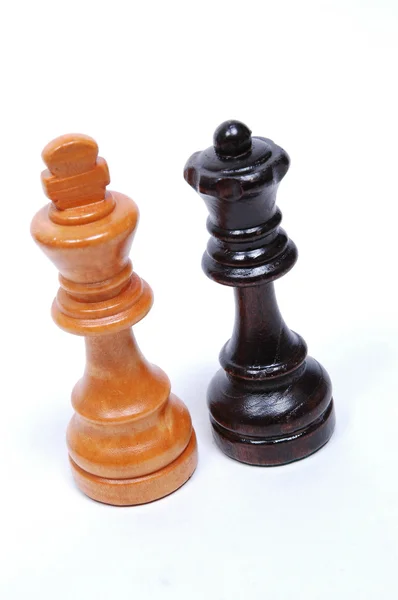 Шахматные фигуры короля и королевы — стоковое фото