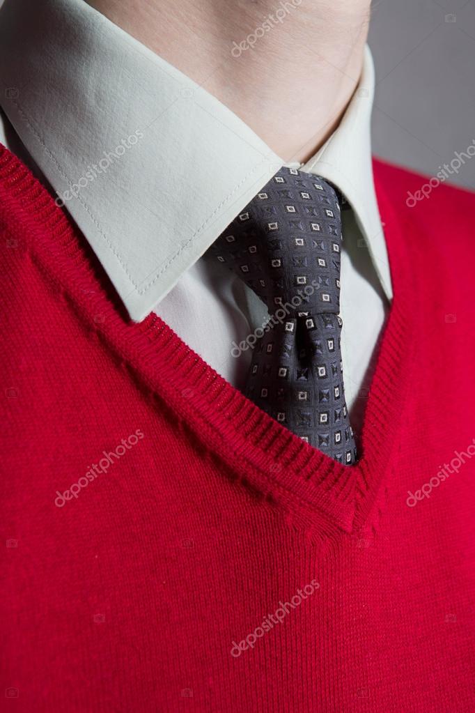 Hombre con camisa blanca, suéter rojo y corbata — Foto de stock