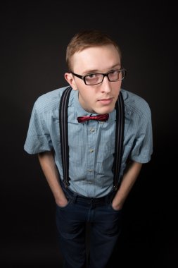 adam kırmızı takım elbise ve papyon ekose gömlek siyah zemin