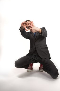 genç adam gri bir ceket ve beyaz zemin üzerine kırmızı spor ayakkabılar