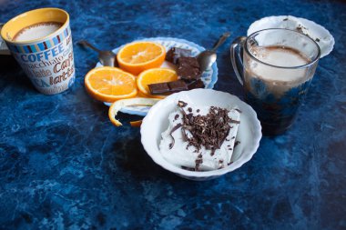 Kahve kupa çikolatalı dondurma ve turuncu