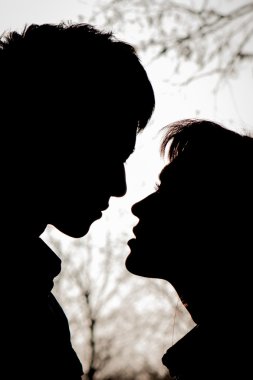 Romantik Çift birbirine bakarak profilleri