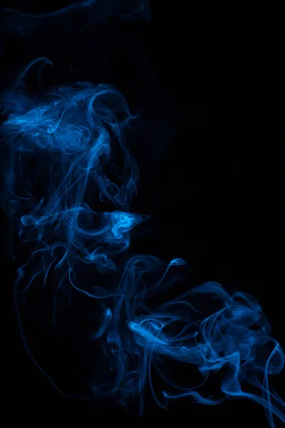 Streszczenie niebieskiego dymu na czarnym tle — Zdjęcie stockowe