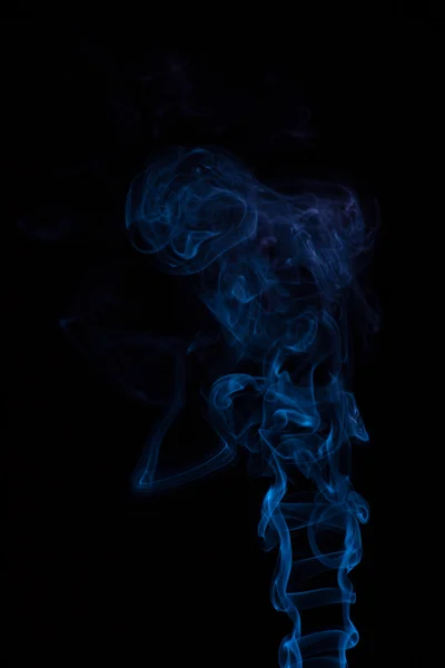 Abstraktní modrý kouř izolovaných na černém — Stock fotografie