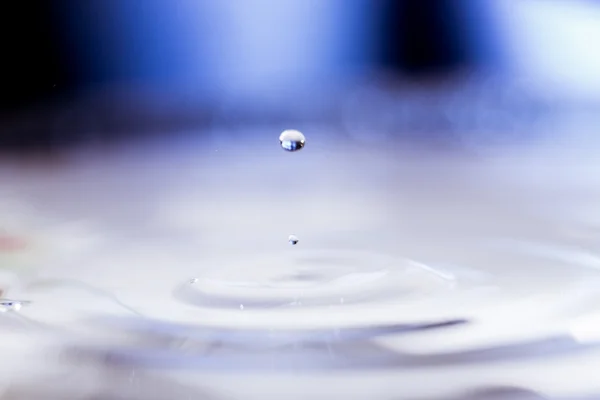 De blauwe druppels water — Stockfoto