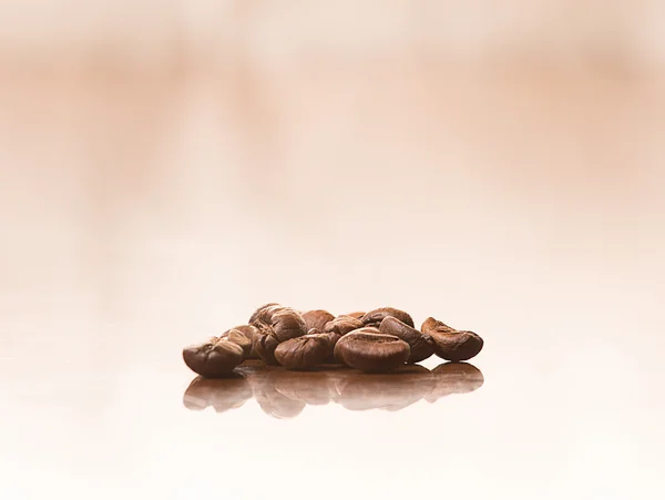 抽象的な背景にコーヒー豆を飛んでください。 — ストック写真