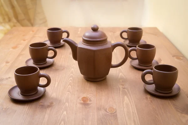 Tetera de arcilla y tazas en una mesa de madera —  Fotos de Stock