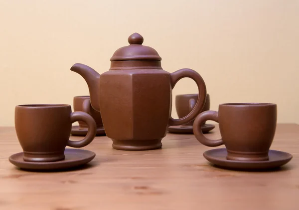 Klei theepot en cups op een houten tafel — Stockfoto