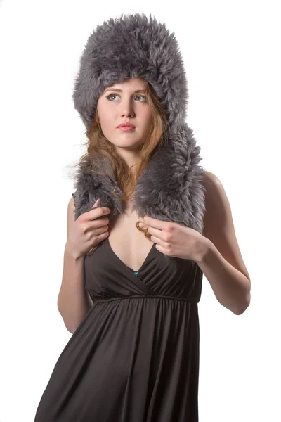 Очень красивая модница в элегантном черном платье с сапогом и зимней меховой шапкой — стоковое фото