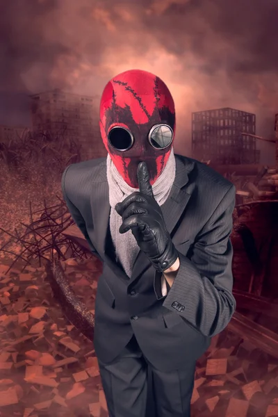 Man in a red mask handmade against the background of the destroyed city — Stock Photo, Image