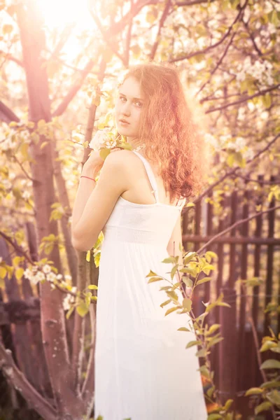 Mooie jonge vrouw met prachtige krullende eerlijke outdoors — Stockfoto