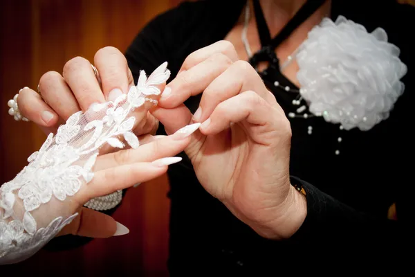 Freund hilft der Braut, einen Handschuh zu tragen. — Stockfoto