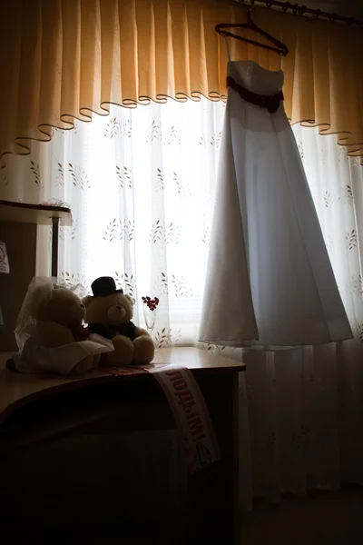 Свадебное платье в номере — стоковое фото