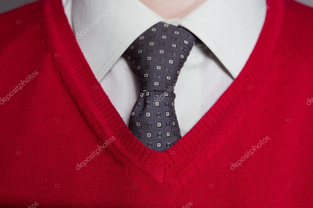 Hombre con camisa blanca, suéter rojo y corbata — Foto de stock