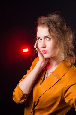 genç güzel kadın-operatör, kulaklık smiles ile izole siyah arka plan üzerine.