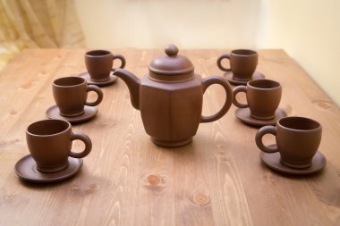 Kil çaydanlık ve bardak ahşap tablo