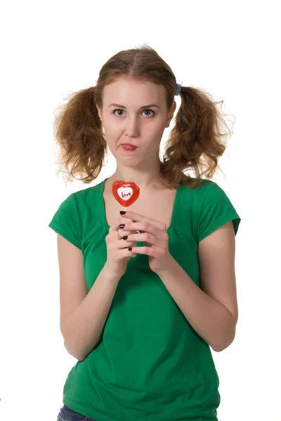 Primer plano de chica con piruleta corazón rojo aislado en blanco — Foto de Stock