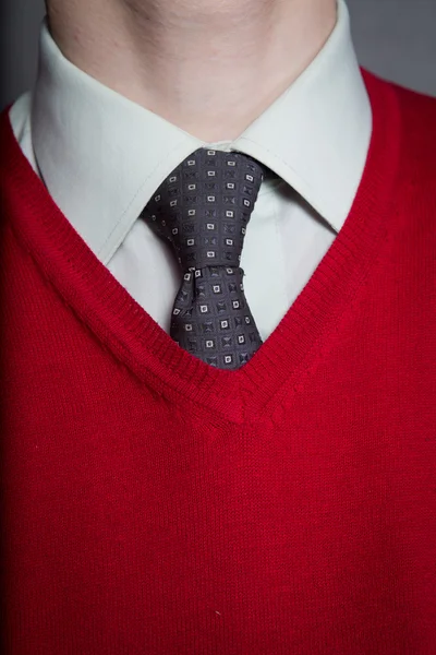 Homem vestindo camisa branca, camisola vermelha e gravata — Fotografia de Stock