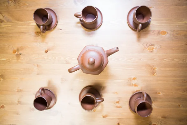 Klei theepot en cups op een houten tafel — Stockfoto