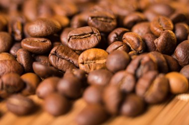 ahşap zemin üzerinde kahve çekirdeği