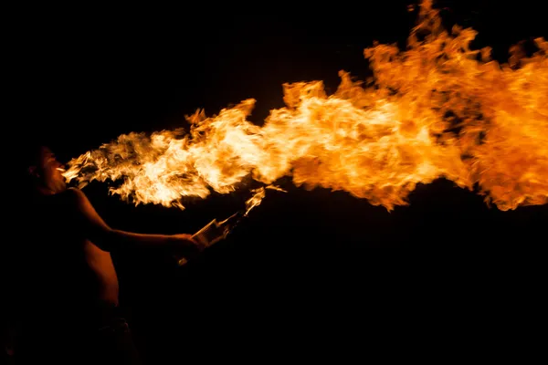 Feuershow, Mann mit Feuer im Einsatz — Stockfoto