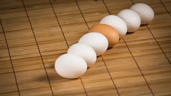 Brown and white eggs with reflection on white background eps10 illustration — 图库照片